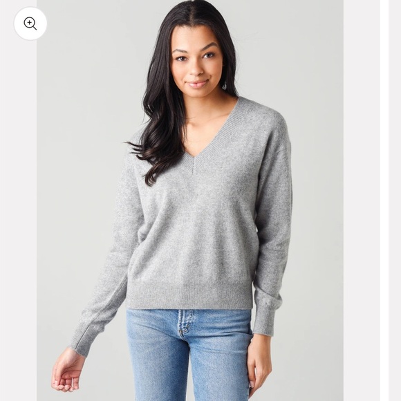 WHITE + WARREN
Women's Essential Cashmere V- Neck Sweater, Grey Heather XS - Picture 1 of 7